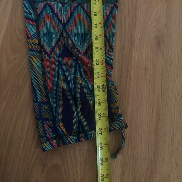 NWT MAURICES InMotion TechTile Capri Leggings Multicolored - Picture 4 of 8